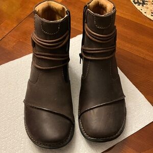 CLARKS. NEW Brown Leather Ankle Boots.  Size 7.5. Zipper on side of boot. NIB